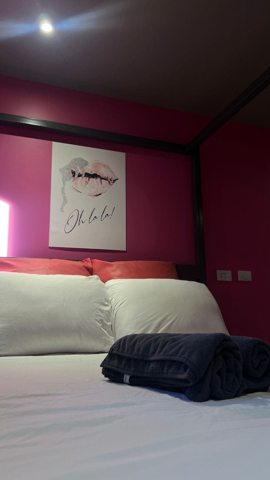 Cama y ambiente íntimo en una habitación privada de Flor de Luna