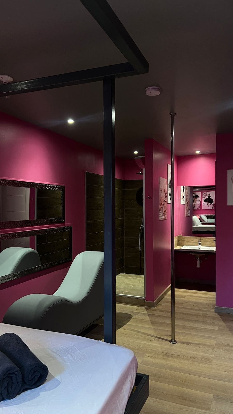 Espacio privado de Flor de Luna con baño y ambiente relajado