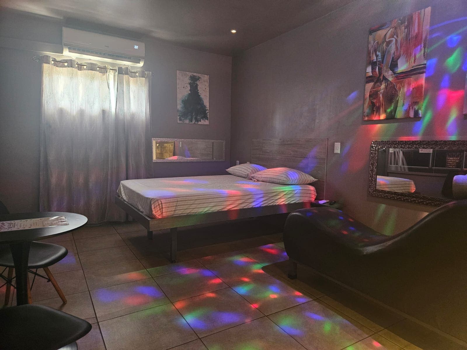 Cama y ambiente íntimo en una habitación de Flor de Luna