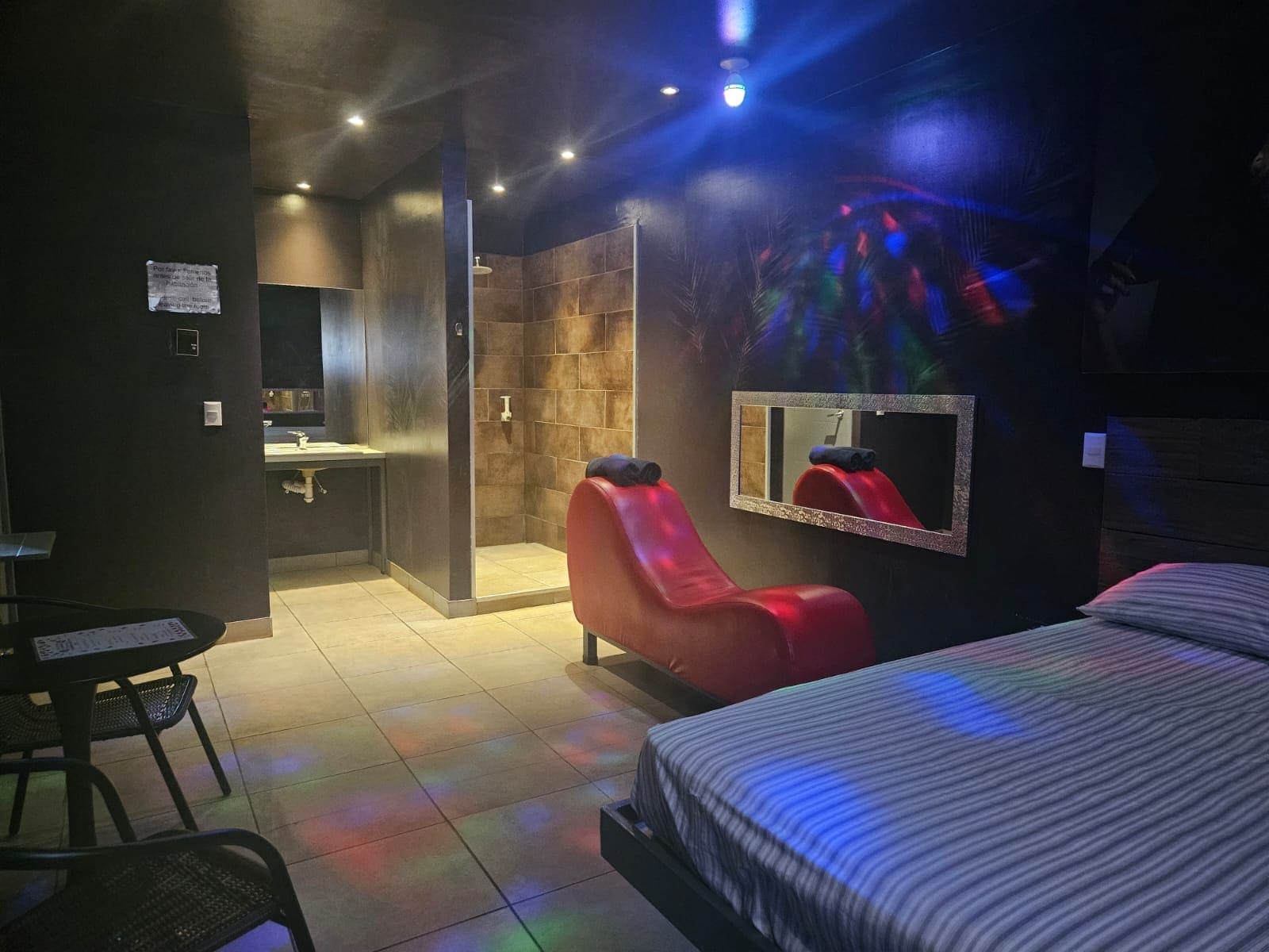 Baño privado y ducha amplia de la Habitación 2 en Flor de Luna