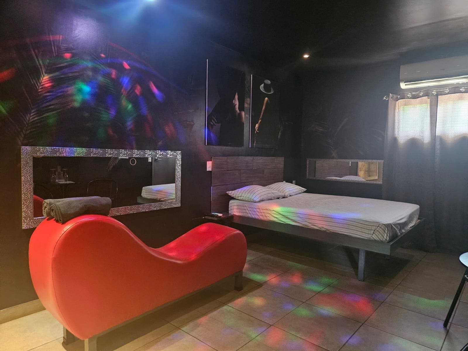 Habitación 2 de Flor de Luna con diseño exclusivo en tonos negro y rojo